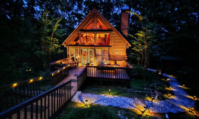 Clarkesville Chalet De Esquí | Luxury Chalet Near Helen Hot Tub, Fire Pit, Pool Table, Hammock & Creek