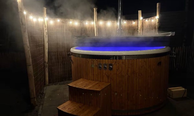 Municipality of Hellendoorn Chalet De Esquí | Luxury chalet with hot tub in wooded area of the Sallandse Heuvelrug