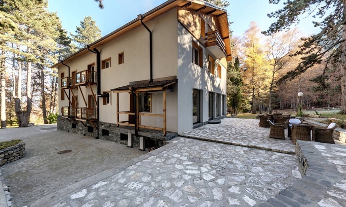 Razlog Chalet De Esquí | Luxury chalet within a private pine tree park, in Pirin mountain foothstep