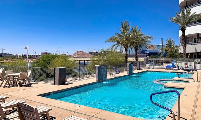 Tempe Condominio | Luxury Charming 2-bedroom condo in Tempe Town Lake , pool, gym, car garage WiFi