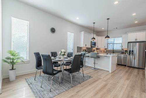 South Central Houston Casa | Luxury Charming 3BR 3Bath Free Wi-FI 8 Guests, Gated Home, Houston Downtown