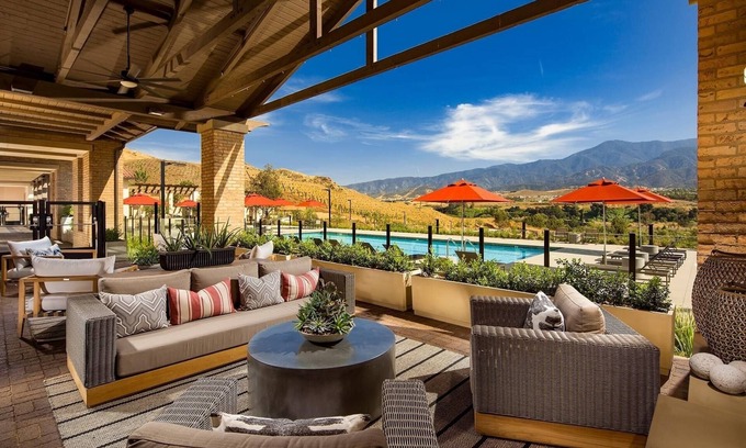 Corona Cama Y Desayuno | Charming bed & breakfast room in beautiful Mountain View home by Glen Ivy Spa