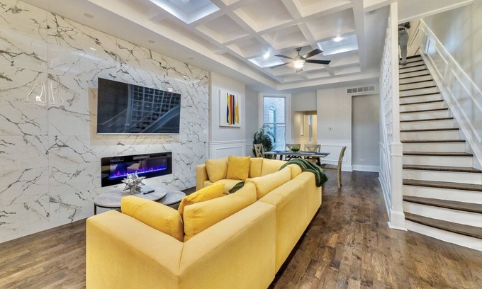 Grand Boulevard Casa | Luxury Chicago TH is a 10-minute drive to DWTN, perfect for city access RSV Now