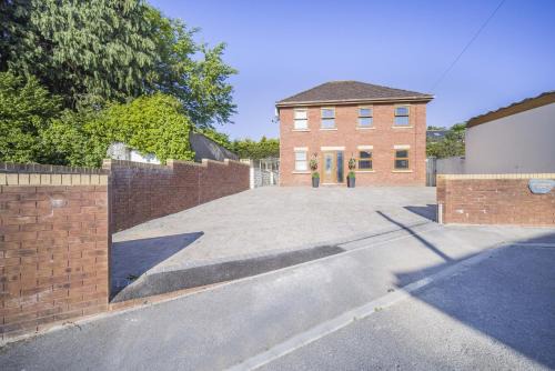 Ewenny Casa | Luxury Coach House Sleeps 12 Five Bedrooms