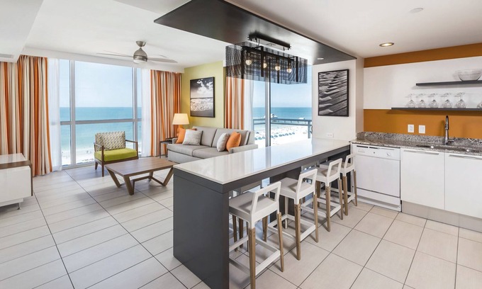 Clearwater Beach Complejo | Luxury Condo right by Clearwater Beach, Onsite Spa
