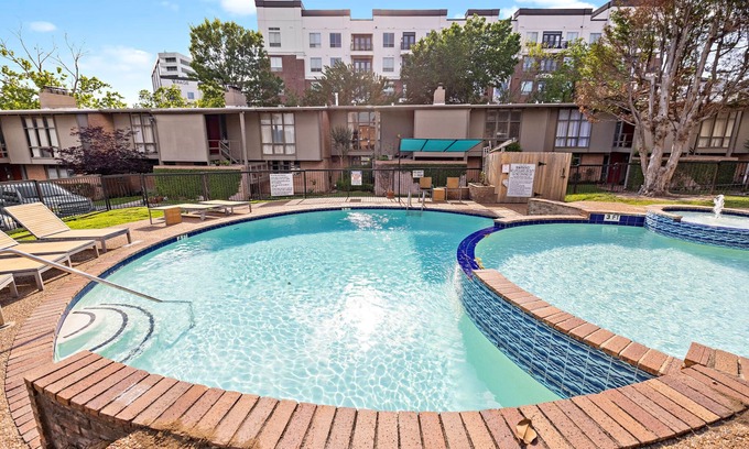 Washington Ave./ Memorial Park Condominio | Luxury Condo w/ pool, near trails and green space