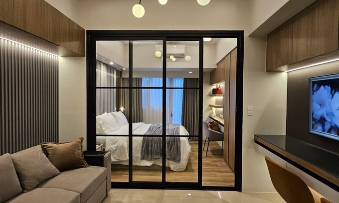 Bonifacio Global City Apartamento | Luxury condo with gym,WiFi,NETFLIX at Park Mckinley West, Venice, SM Aura BGC