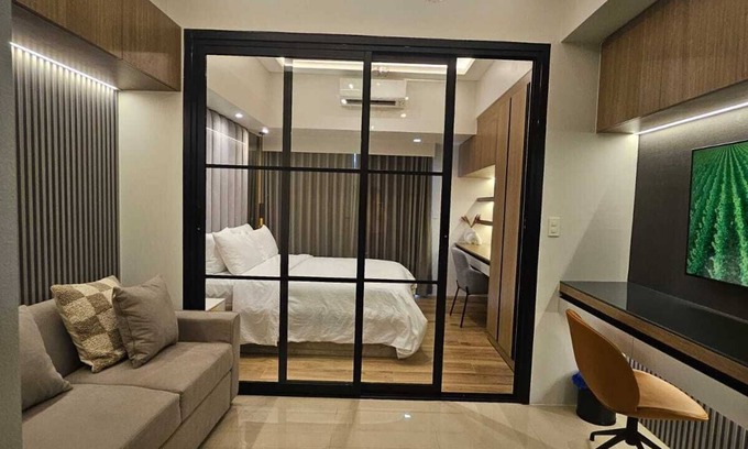 Bonifacio Global City Apartamento | Luxury condo with gym,WiFi,NETFLIX at Park Mckinley West, Venice, SM Aura BGC
