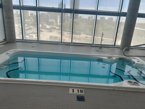 Kitchener Apartamento | Luxury Condo with Hottub, outdoor firepit & Bowlin