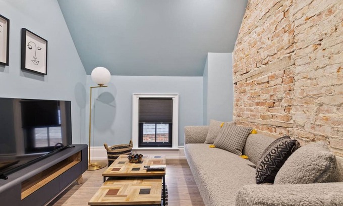 Collingwood Condominio | Luxury Contemporary Condo in Downtown Collingwood (97044)