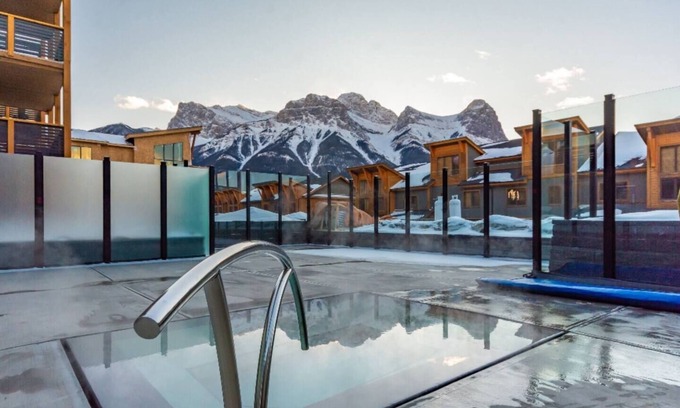 Canmore Condominio | Luxury Corner Condo w/ Mountain Views + Hot Tub