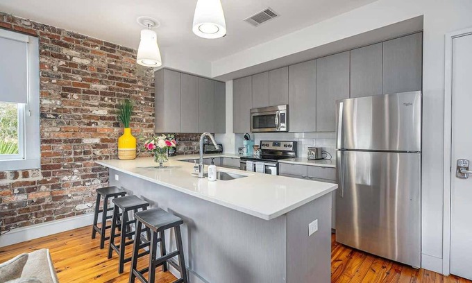 Historic District - North Condominio | Luxury Corner Loft | Broughton St Views | Walk Everywhere