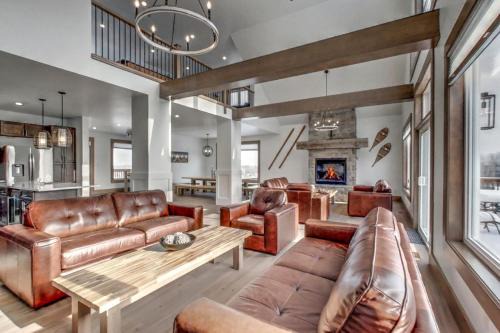 The Blue Mountains Chalet De Esquí | Luxury Cottage at Blue Mountain, Private Beach Access, BBQ, Hot Tub, 7 baths
