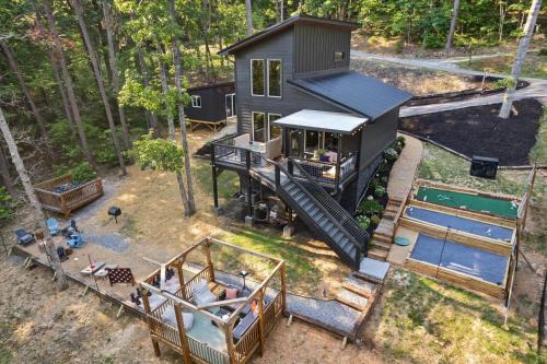 Gatlinburg - Pigeon Forge Casa | Luxury Cottage Game House Hot Tub Fire Pit