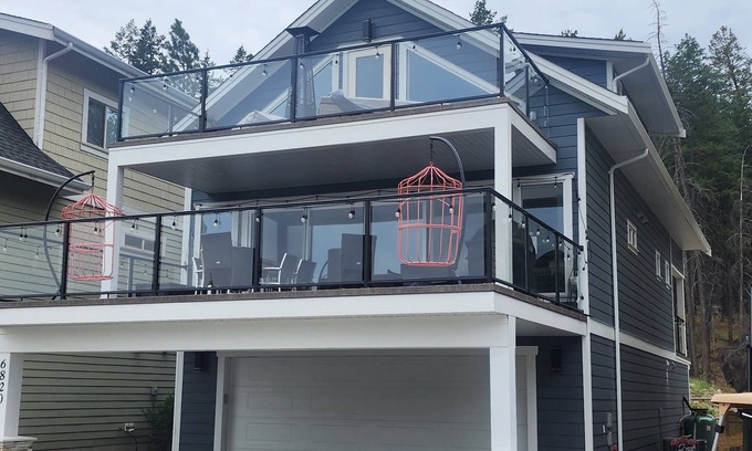 Central Okanagan Casa | Luxury Cottage! Lake Okanagan View. 3 Bedrooms+Loft