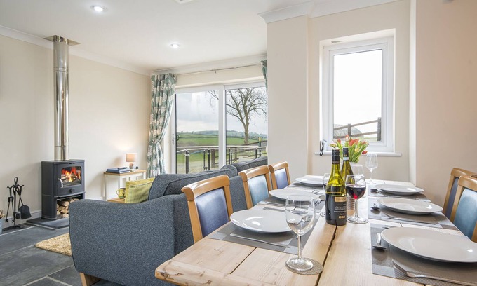 Llanfyrnach Cabaña | Luxury cottage with private INDOOR hot tub & private woodlands walks