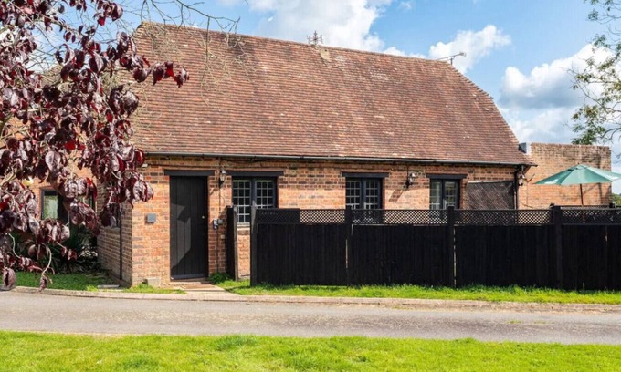 Upper Dicker Casa | Luxury Cottage with Tennis Court, Hot Tub and BBQ