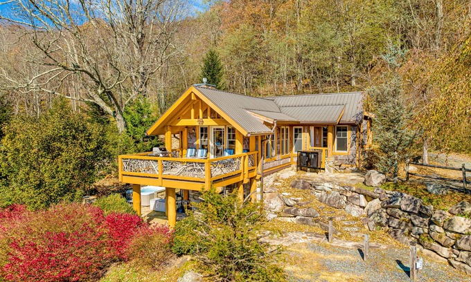 Banner Elk Cabaña | Luxury cottage with spacious deck, amazing views, hot tub, & washer/dryer