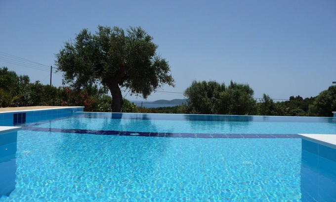 Pylos-Nestoras Villa | Casa de campo de lujo con piscina y el mar y las islas del litoral