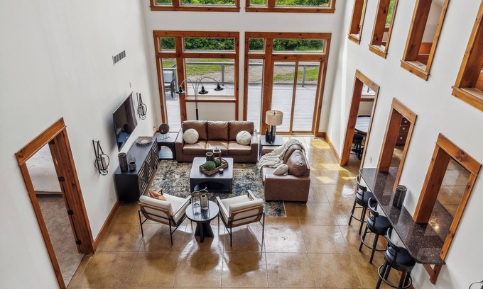 Waseca County Casa | Luxury Countryside Home! Sleeps 22+/Pickleball