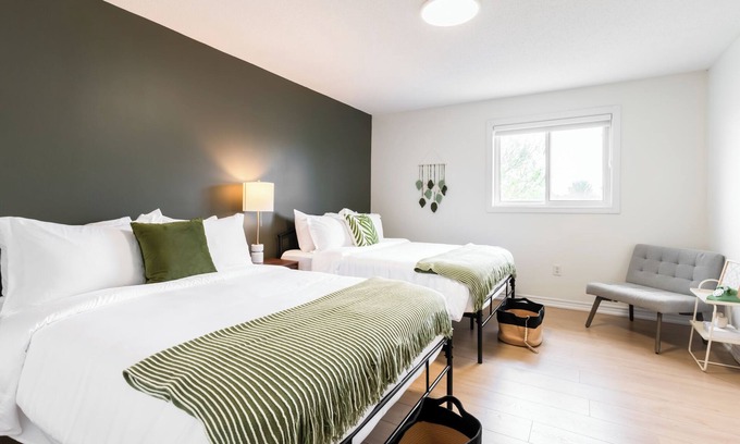 Barrie Casa | Luxury Cozy Family Retreat w/ King Bed | BBQ Grill | Game Room | Garden View