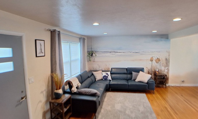 Gurnee Casa | Luxury Cozy Stay-Near Six Flags, Navy Base