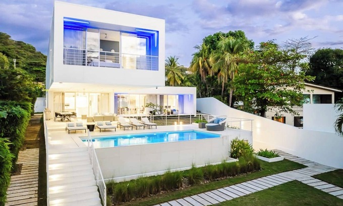 Coco Casa | Luxury 6 bedroom home with private pool BEACH FRONT