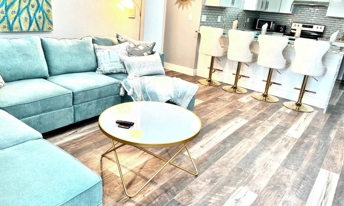 Appleton Apartamento | Luxury Custom Peacock Penthouse w/garage