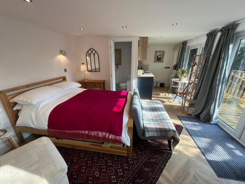 Clevedon Casa | Luxury Detached Hideaway near town, beach and woods