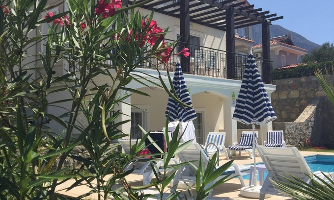 Oludeniz Villa | Villa independiente de lujo de 4 camas con baño privado. Ofreciendo hermosas vistas del campo al atardecer desde el balcón