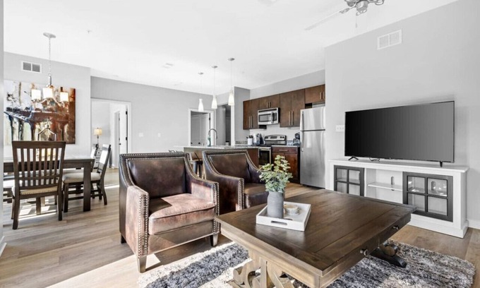 Rolling Mill Hill Condominio | Lujosa unidad grande de 2 dormitorios y 2 baños en el centro de la esquina de condominios Unidad # 504