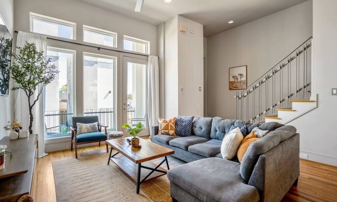 South Central Houston Casa | Luxury Downtown Getaway With Breathtaking Views