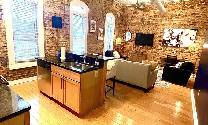 Jonesboro Condominio | Luxury Downtown JB Condo-Designated Parking!