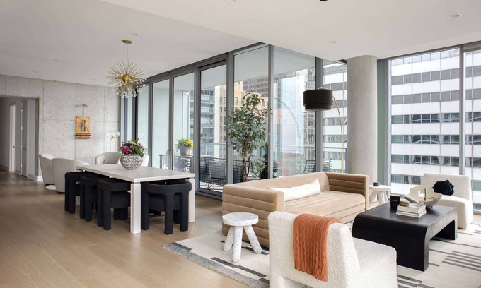 The Loop Apartamento | Luxury Downtown PH: Bean & Lake Views