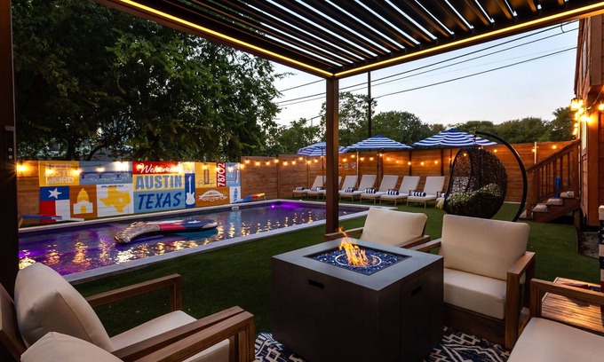 East Cesar Chavez Casa | Luxury Downtown Retreat w/Pool+Hot Tub, 6Bdr