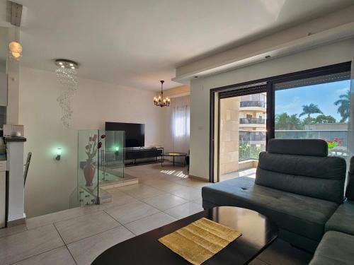 Nahariya Apartamento | Luxury Duplex 3BR Garden + Balcony Parking
