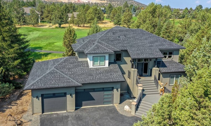 Redmond Casa | Secluded Resort Paradise w/3 Kings, Hot Tub, Deck overlooking the Fairway!