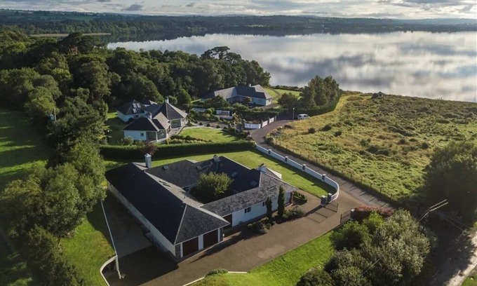 Aghadoe Casa | Luxury eight Bedroom Home (Sleeps17) with views of Killarney Lakes and Mountains