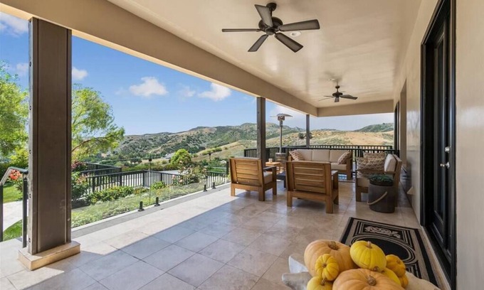 Castaic Casa | Luxury, Elegance, Views: LA Gem