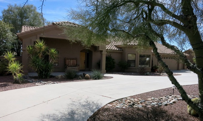 Saddle Ridge West Casa | Casa principal de lujo, paredes de Santa Fe y chimenea Kiva, cerca de la ciudad
