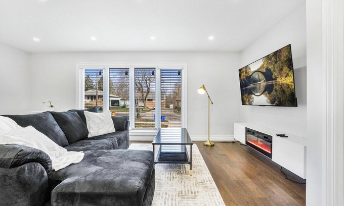 Kitchener Casa | Luxury Estate+Renovated 5 BD+65"