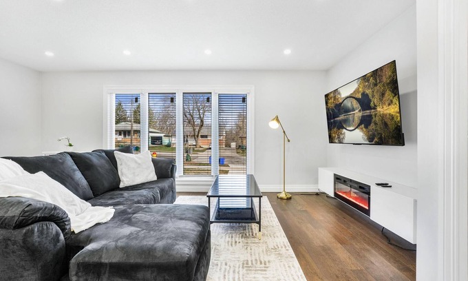 Kitchener Casa | Luxury Estate+Renovated 3 Bedroom+65" TV+WFH+Sleeps 7