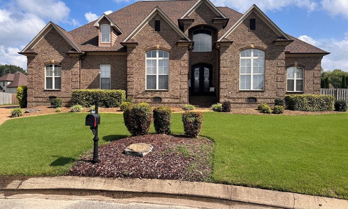 Jackson Casa | Luxury Family Friendly, 3 Br's, 3.5 BA , free parking, backyard with AC, WiFi