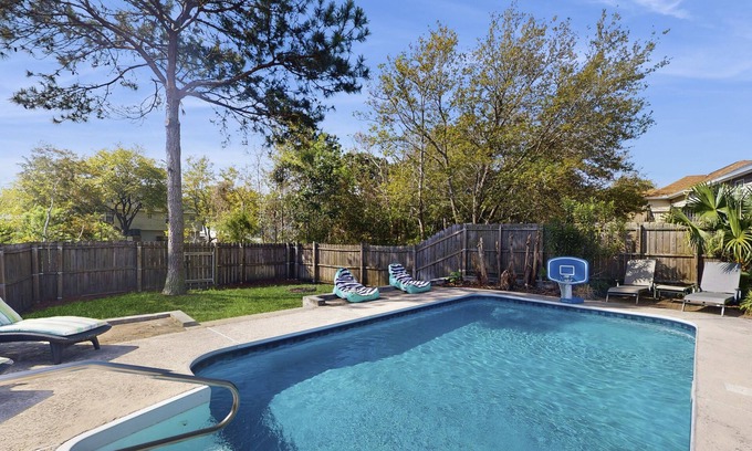 Savannah Casa | Luxury Family Home with in-ground pool, private washer/dryer, WiFi & Patio