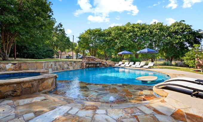 Azle Casa | Luxury Family Oasis: Huge pool, Spa, Firepit, Playground, Outdoor Kitchen, Games