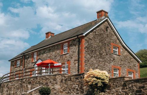 Brecon Casa | Luxury farmhouse Sleeps 8 hottub Brecon Beacons