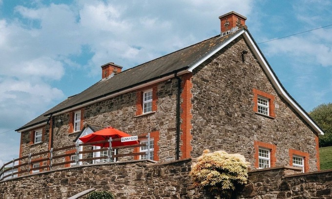 Brecon Casa | Luxury farmhouse Sleeps 8 hottub Brecon Beacons
