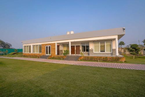 Ganaur Complejo | Luxury Farmhouse Stay, Pure Vegetarian- Santushti Farm, NCR