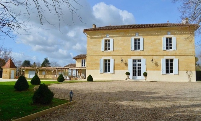 Mouliets et Villemartin Casa | Luxury 7 bedroom country home with private pool near Saint Emilion