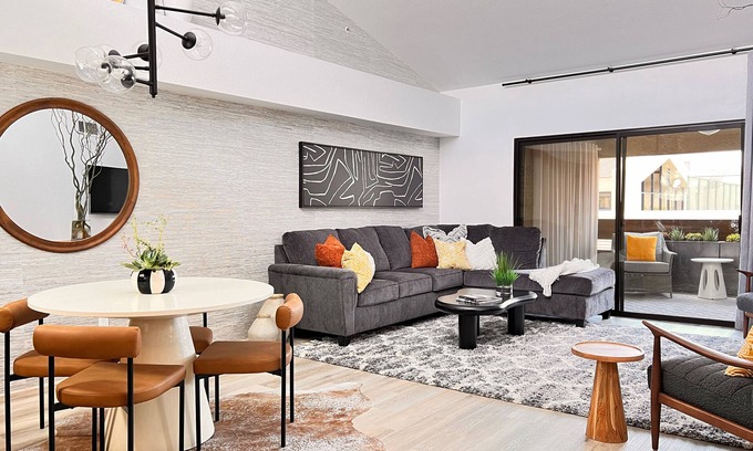 Baristo Condominio | Luxury gated downtown Palm Springs condo: spectacular views, pool, spa, tennis